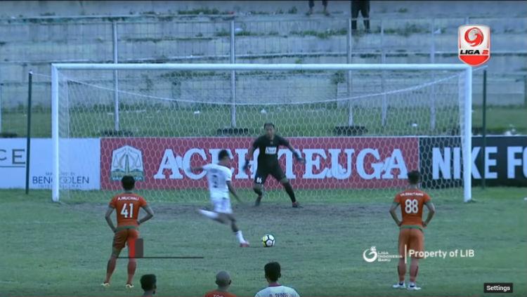 Penalti aneh di laga Aceh United vs PS Mojokerto Putra.
