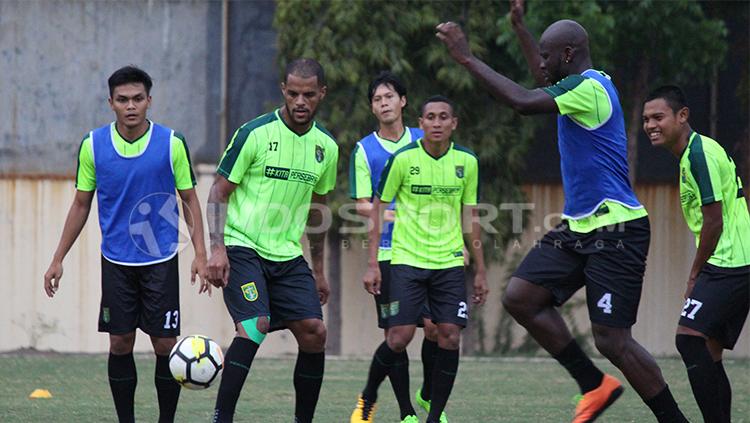 Pemain Persebaya latihan mini game. Copyright: Fitra Herdian/Indosport