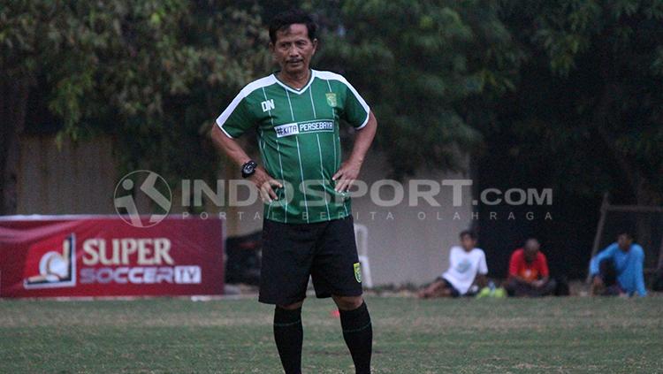 Pelatih Persebaya, Djadjang Nurdjaman saat mendampingi latihan rutin.