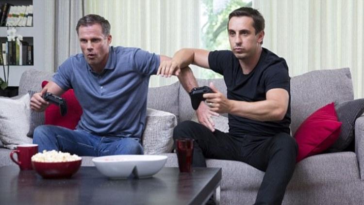 Jamie Carragher dan Gary Neville saat tampil bersama untuk game Fifa 16 Copyright: Mark Robinson