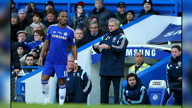 Didier Drogba (kiri) dan Jose Mourinho saat masih bekerja sama di Chelsea. Copyright: INDOSPORT