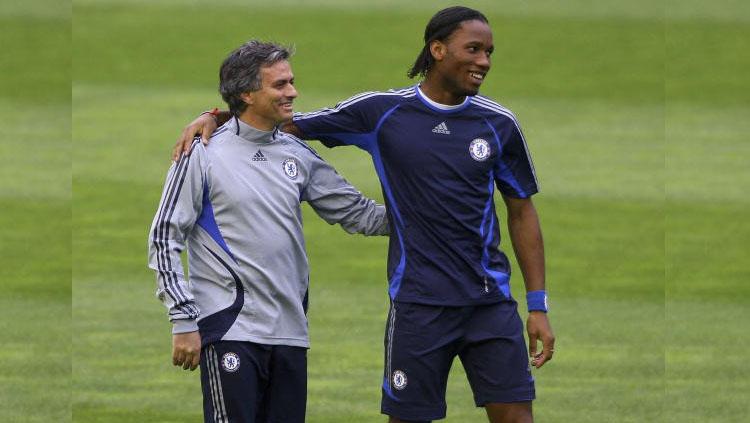 Jose Mourinho (kiri) dan Didier Drogba saat masih bekerja sama di Chelsea. Copyright: INDOSPORT