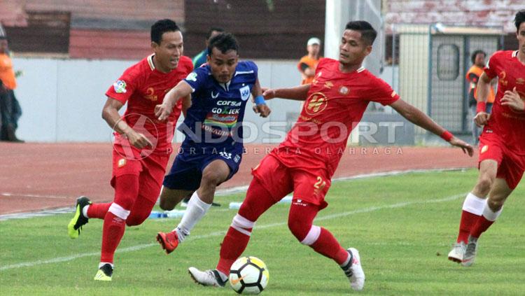 Komarudin (tengah) salah satu penggawa dari PSIS Semarang.