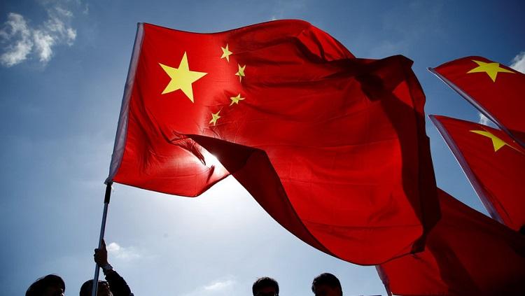 Pelari maraton China menolak membawa bendera China sampai akhirnya kalah. Copyright: RT.com