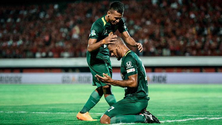 Selebrasi striker Persebaya Surabaya, David da Silva saat melawan Bali United. Copyright: Fitra Herdian/INDOSPORT