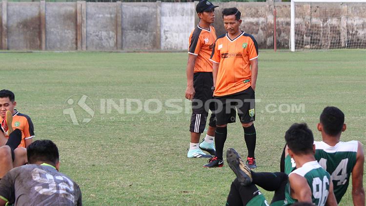 Djadjang Nurdjaman melakukan evaluasi latihan. Copyright: Fitra Herdian/Indosport