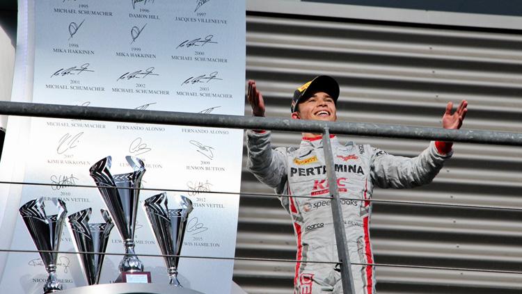 Rekan setim Sean Gelael pada 2018 dari Belanda, Nyck de Vries, mampu meraih gelar juara di Kompetisi balap mobil Formula 2 2019.