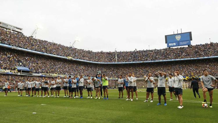 Para pemain Boca Juniors apresiasi suporter yang padati stadion Copyright: INDOSPORT