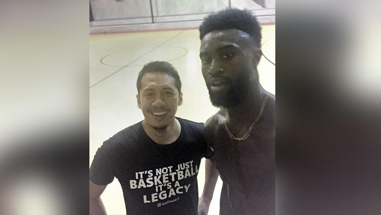 Syahrizal Affandi, mantan PG Satria Muda Jakarta bersama pemain basket NBA, Jaylen Brown. Copyright: Brick House Basketball Court