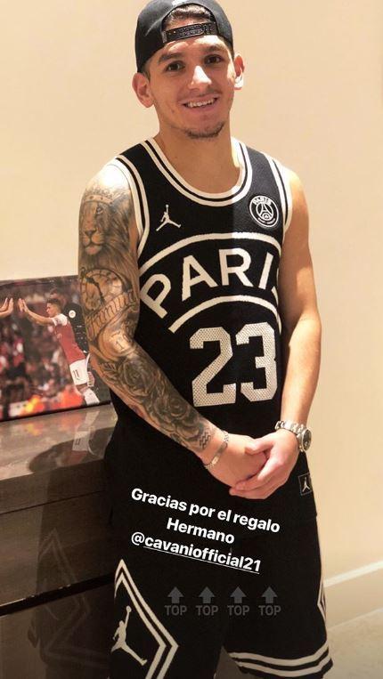 Lucas Torreira memakai hoodie Jordan x PSG hadiah dari Edinson Cavani Copyright: Instagram/Lucas Torreira