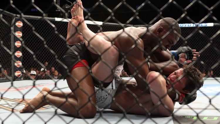 Petarung MMA sekaligus jawara kelas ringan UFC, Jon Jones harus ditahan polisi usai kedapatan mabuk dan membawa senjata api. - INDOSPORT