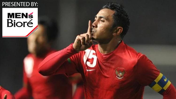 Aksi selebrasi Firman Utina setelah mencetak gol untuk Timnas Indonesia. Copyright: INDOSPORT