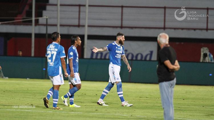 Pemain Persib Bandung protes ke wasit dalam laga melawan Perseru Serui di Liga 1 2018, Kamis (23/11/18). Copyright: liga-indonesia.id