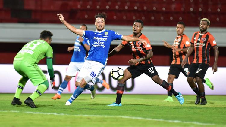 Jonathan Bauman yang memanfaatkan peluang mencetak gol ketika pertandingan Persib Bandung vs Perseru Serui di Liga 1 2018, Jumat (23/11/18). Copyright: Ferri Ahrial/Persib.co.id