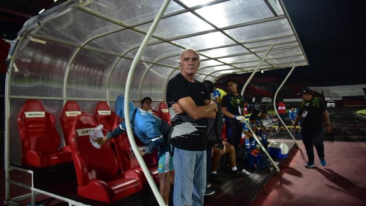 Pelatih Persib Bandung Roberto Carlos Mario Gomez yang berada di bench. Copyright: Twitter/@persib
