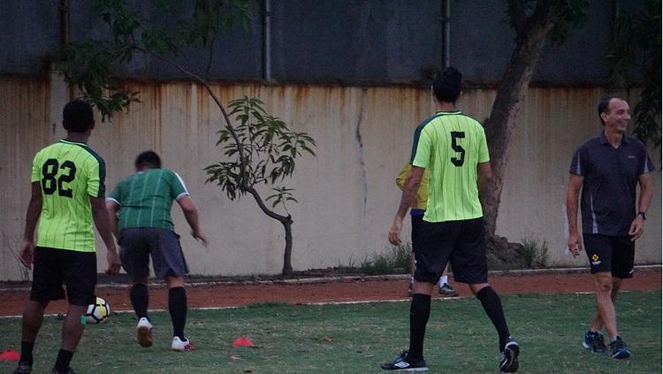 Dutra dan Izaac Wanggai mengikuti arahan Coach Emilio (kanan).