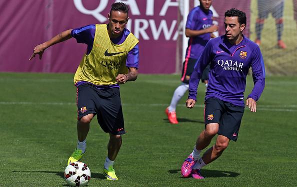 Neymar dan Xavi Hernandez saat masih bekerja sama di Barcelona. Copyright: INDOSPORT