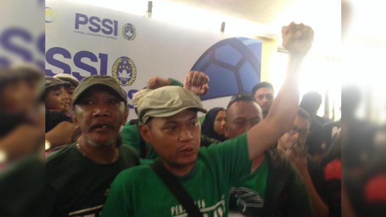 Pentolan Bonek Andie Peci kirim peringatan ke Pemerintah Kota (Pemkot) Surabaya terkait markas Persebaya di Liga 1 2020.
