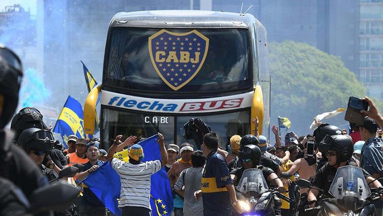 Kericuhan terjadi sebelum laga River Plate vs Boca Juniors di Final Copa Libertadores Copyright: twitter