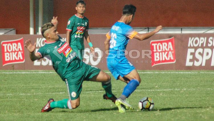 Cristian Gonzales (kiri) saat bermain bagi PSS Sleman. Copyright: Prima Pribadi/INDOSPORT