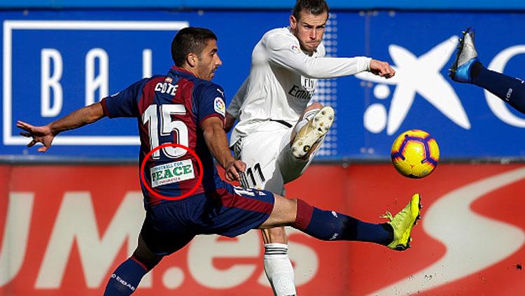 Terpampang sebuah pesan untuk Indonesia dalam jersey belakang Eibar.