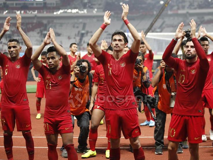 Ucapana terima kasih pemain Timnas Indonesia untuk para suporter yang hadir SUGBK usai tundukan Timor Leste. Copyright: INDOSPORT