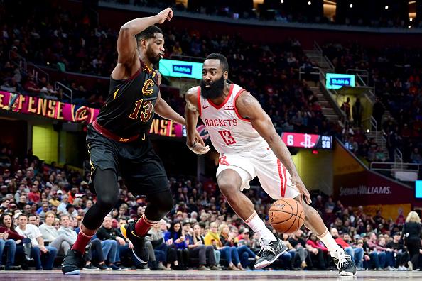 Duel pemain Cavaliers, Tristan Thompson dan James Harden, pemain Houston Rockets. Copyright: INDOSPORT