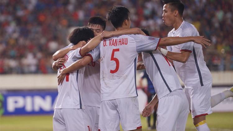 Para pemain Vietnam berselebrasi merayakan kemenangan atas Laos.