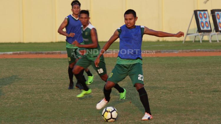 Pemain Persebaya, Fandi Eko Utomo latihan di Lapangan Jenggolo.