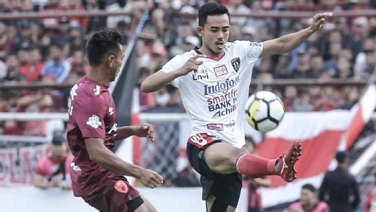 Pemain Bali United menerima umpan dari rekannya