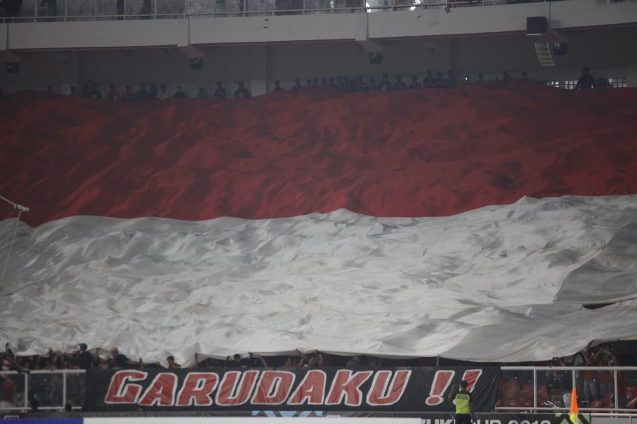 Bendera Indonesia berhasil dikibarkan suporter di GBK.