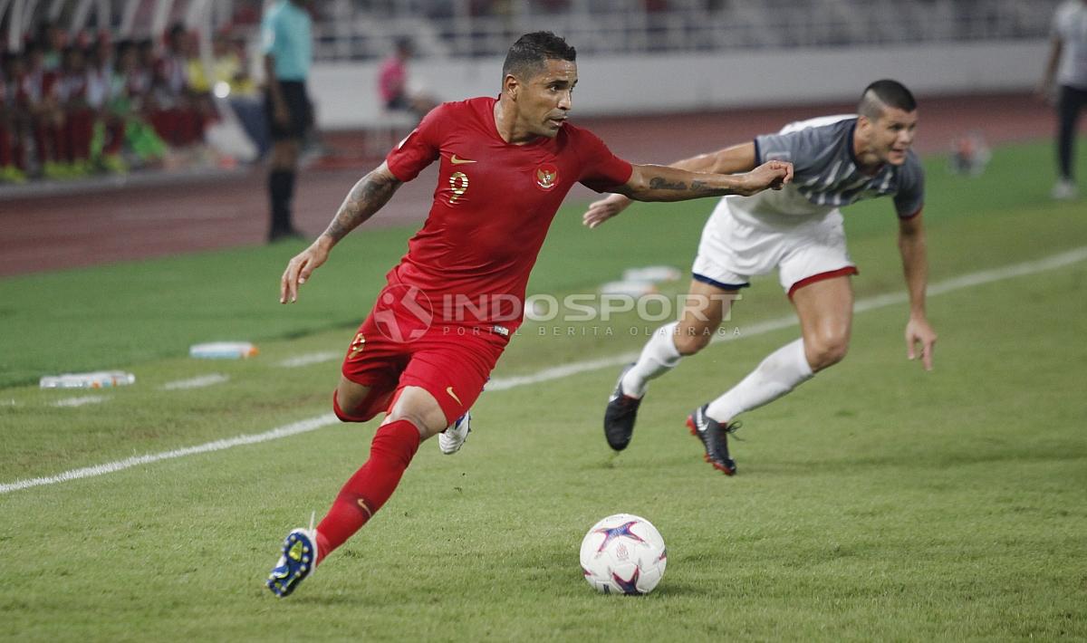 Beto Goncalves mengontrol bola dari kejaran pemain Filipina Copyright: Herry Ibrahim/INDOSPORT