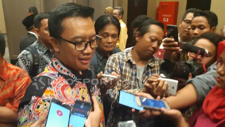 Menpora Imam Nahrawi saat menghadiri wisuda universitas di Surabaya.