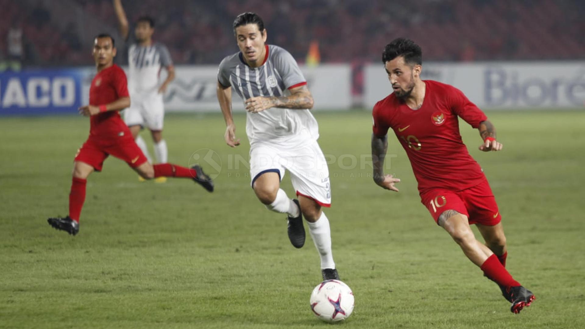 Stefano Lilipaly menggiring bola