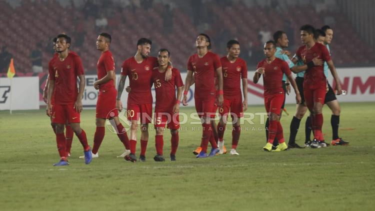 Para pemain Timnas Indonesia tertunduk lesu usai melawan Filipina. - INDOSPORT
