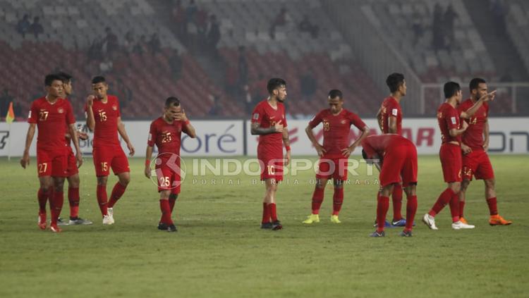 Para pemain Timnas Indonesia tertunduk lesu usai melawan Filipina. Copyright: Herry Ibrahim/INDOSPORT