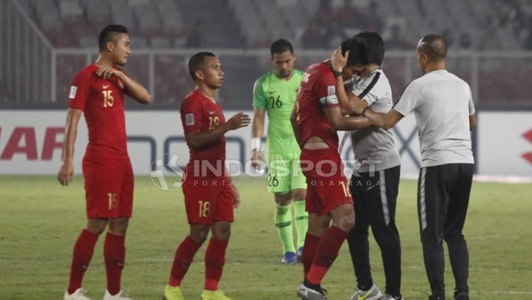 Pelatih Timnas Indonesia Bima Sakti menyalami pemainnya satu per satu usai laga melawan Filipina. Copyright: Herry Ibrahim/INDOSPORT
