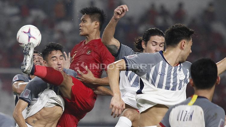 Duel keras di laga Timnas Indonesia vs Filipina. Copyright: Herry Ibrahim/INDOSPORT