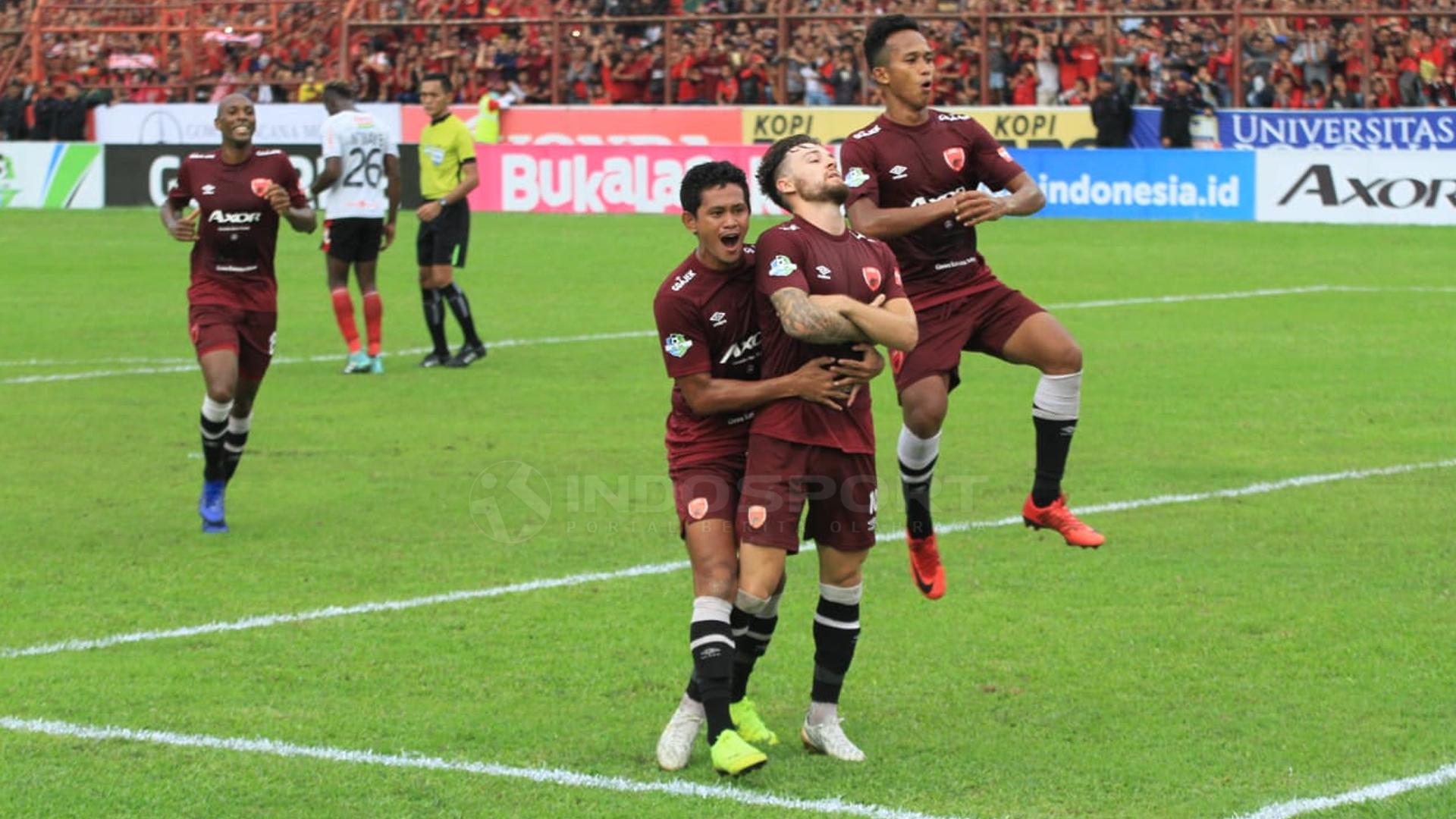 Aksi selebrasi Marc Klok bersama rekannya