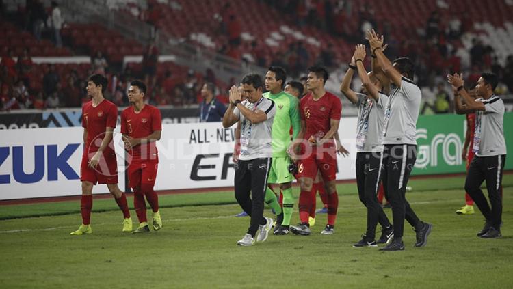 Seluruh pemain dan pelatih Timnas Indonesia tampak sedih usai gagal lolos ke semifinal Piala AFF 2018.