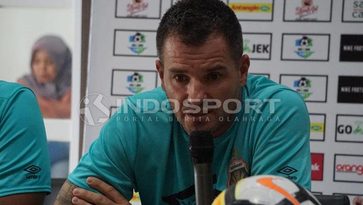 Simon McMenemy, pelatih Bhayangkara FC. Copyright: Fitra Herdian/INDOSPORT