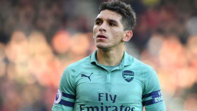 Lucas Torreira ditarik keluar oleh Unai Emery saat laga melawan Bournemouth. Copyright: Getty Images