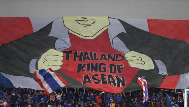 Koreo suporter Thailand di Stadion Rajamangala ketika menjamu Singapura di Piala AFF 2018. Copyright: Bongda.vn