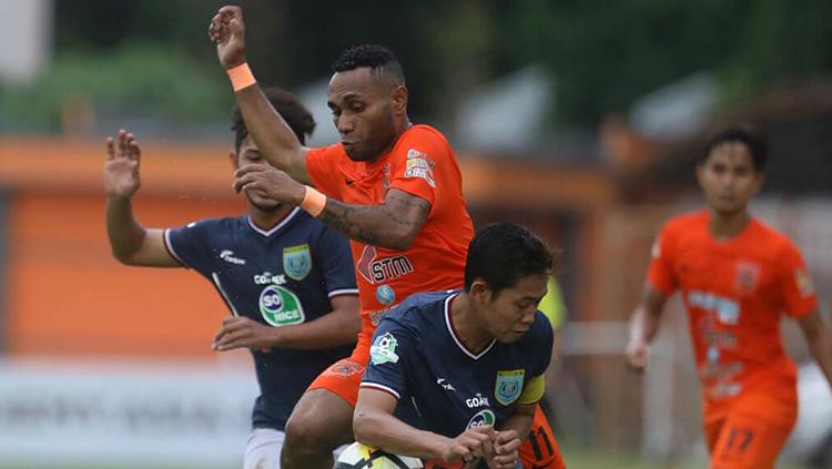 Titus Bonai duel dengan pemain Persela Lamongan1