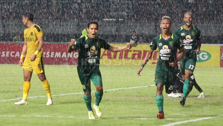 Osvaldo Haay melakukan selebrasi di menit ke-42