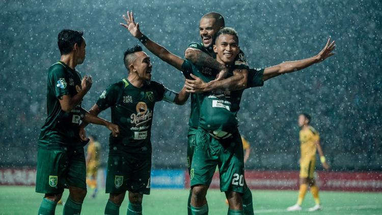Para pemain Persebaya merayakan gol yang dicetak Osvaldo Haay ke gawang Bhayangkara FC di Stadion Gelora Bung Tomo malam ini