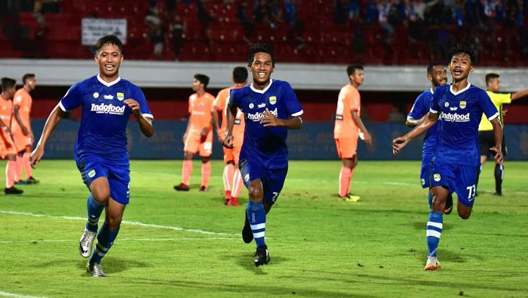 Selebrasi pemain Persib Bandung U-19 Ilham Qolba (kiri) saat membobol gawang Persija Jakarta U-19 di Liga 1 U-19 2018.jpg