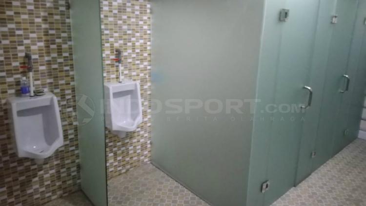 Toilet Ruang Ganti Stadion Wijayakusuma, markas klub Liga 3 yaitu PSCS Cilacap Copyright: Ronald Seger Prabowo/INDOSPORT