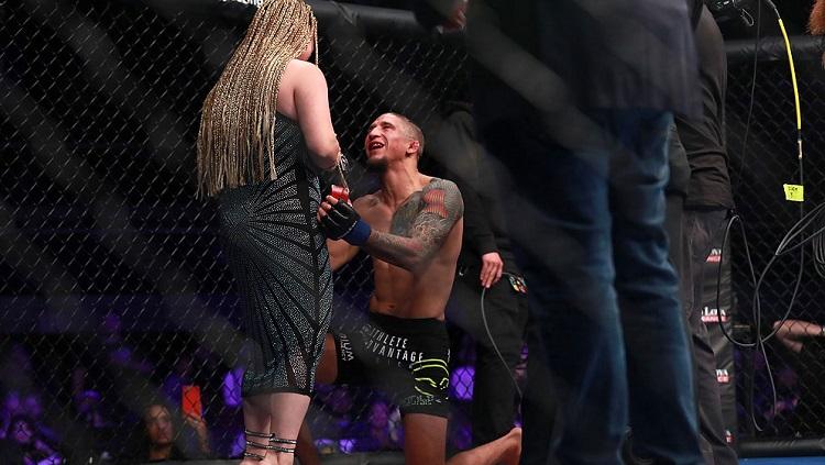 Albert Morales melamar sang kekasih - INDOSPORT