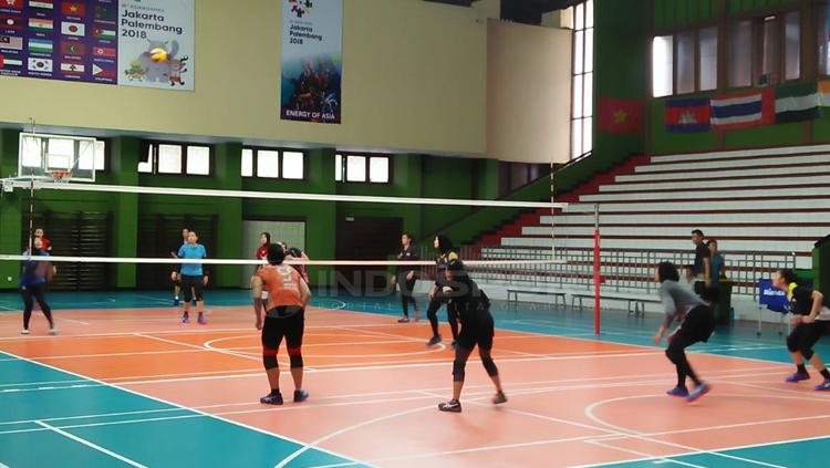 Situasi latihan tim voli Jakarta BNI Taplus.